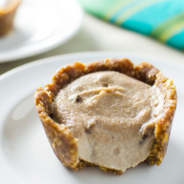 mini raw banana cream pies with peanut butter crust | VeggiePrimer.com
